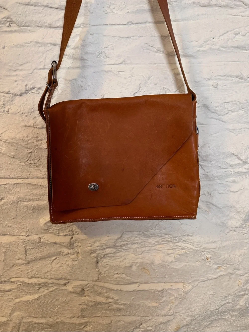 Men's Tan Leather Messenger Bag with Adjustable Strap